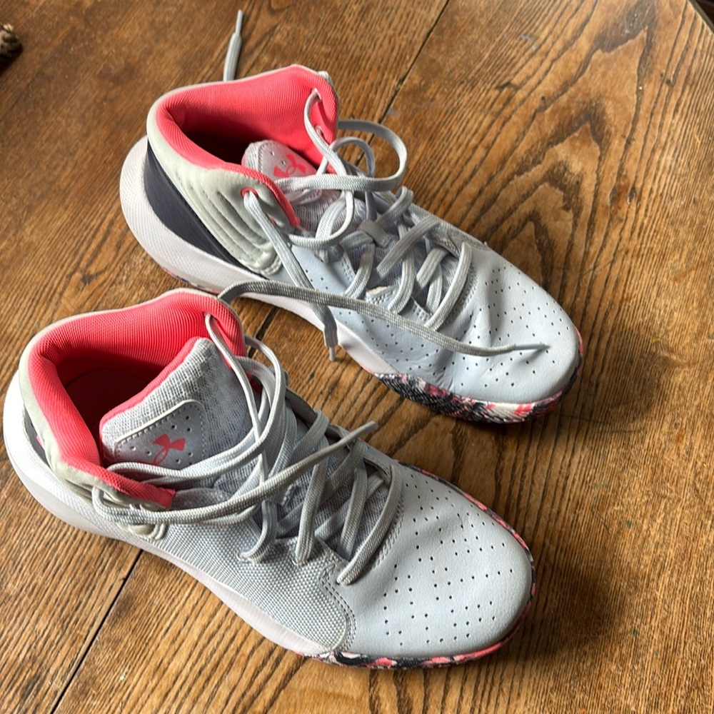 Under Armour youth basketball shoes 6.5Y. Like new condition. Hot pink and grey.
